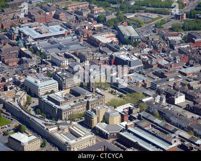 Bolton Stadtzentrum aus der Luft, North West England UK, zeigt das Rathaus & Civic-Viertel Stockfoto