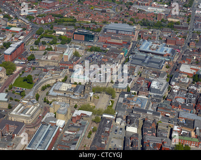 Bolton Stadtzentrum aus der Luft, North West England UK, zeigt das Rathaus & Civic-Viertel Stockfoto