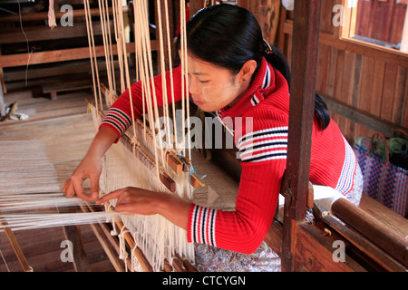 Junge burmesische Frau Weben auf Lehm, Inle-See, Shan-Staat, Myanmar, Südostasien Stockfoto