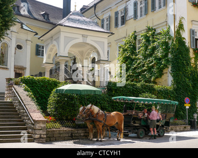 Pferd und Wagen in der Ortsmitte von St. Wolfgang. Ein See Seite Dorf im Salzkammernegut österreichische Lake District Stockfoto