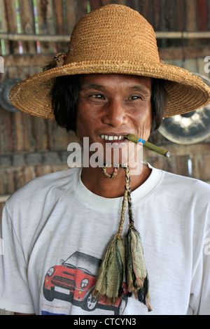 Porträt des birmanischen Menschen rauchen Cheroot Zigarre, Inle-See, Shan-Staat, Myanmar, Südostasien Stockfoto