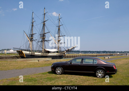 Freundschaft von Salem (Schiff) mit einem Bentley Continental Flying Spur in der Salem Maritime National Historic Site, Vereinigte Staaten Stockfoto