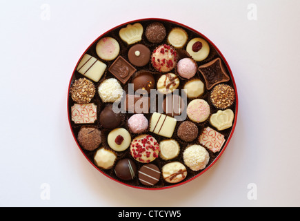 eröffnete Luxus-Box weiß, Milch und dunklen Schokoladen isoliert auf weißem Hintergrund Stockfoto