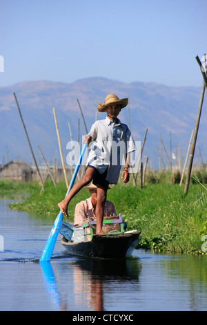 Birmanisch Mann Ruder Boot mit einem Bein, Inle-See, Shan-Staat, Myanmar, Südostasien Stockfoto