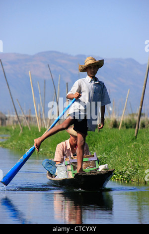 Birmanisch Mann Ruder Boot mit einem Bein, Inle-See, Shan-Staat, Myanmar, Südostasien Stockfoto