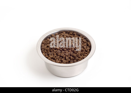 Trocken Katzenfutter auf weißem Hintergrund. Stockfoto