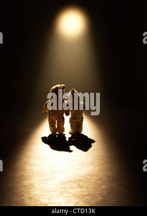 Zwei Teddybären, die zu Fuß in Richtung ein Licht, das Hand in Hand Stockfoto