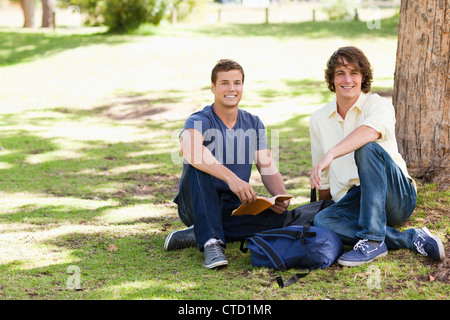 Zwei männliche Studenten während des Studiums posiert Stockfoto