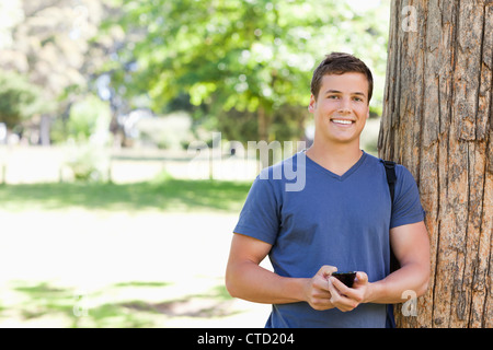 Porträt eines muskulösen jungen Mannes mit einem smartphone Stockfoto