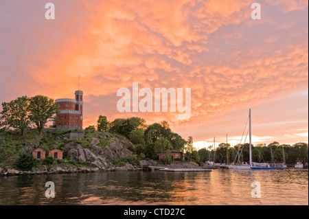 Sonnenuntergang am Stockholm vom Wasser und den Hafen mit Boot Stockfoto