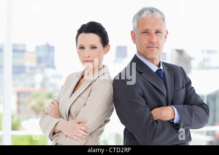 Geschäft Leute aufrecht stehend vor dem Fenster nebeneinander Stockfoto