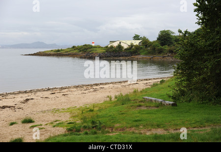 Leuchtturm vom Strand entfernt. Stockfoto