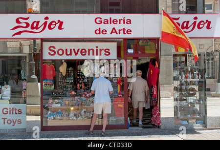 Spanische Souvenir-Shop & Kunden in Cartagena Südspanien Stockfoto