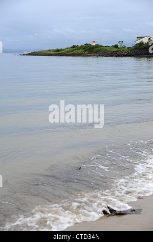 Leuchtturm vom Strand entfernt. Stockfoto