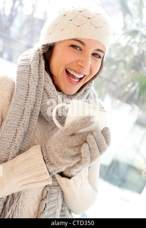 Glückliche Frau in der kalten Jahreszeit Stockfoto