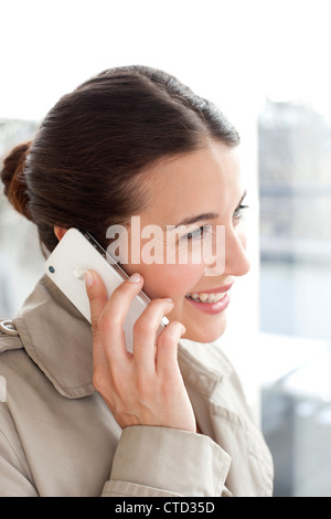 Frau auf einem Mobiltelefon Stockfoto