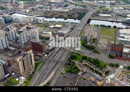 Luftaufnahme der M8 Autobahn und The Glasgow Kingston Bridge überqueren den Fluss Clyde. Stockfoto