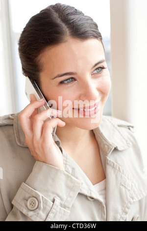 Frau auf einem Mobiltelefon Stockfoto