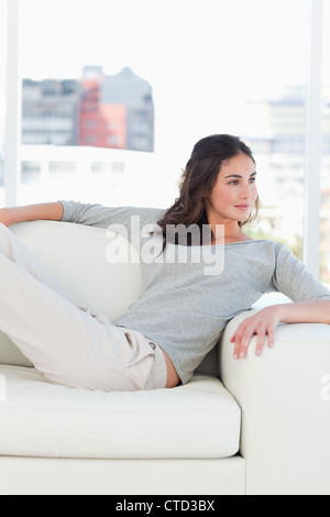 Nahaufnahme einer charmanten Frau liegend auf ihrem Diwan Stockfoto