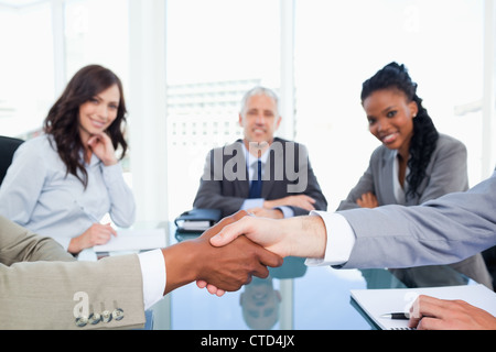 Zwei Führungskräfte Händeschütteln während eines Meetings Stockfoto