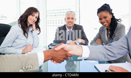 Zwei Unternehmerinnen und ihre Manager betrachten Führungskräfte Händeschütteln Stockfoto