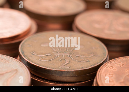 Kupfer zwei Pence-Stücke in einem Haufen, Münzen UK £ sterling Stockfoto