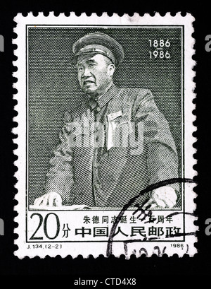 CHINA - CIRCA 1986: Eine Briefmarke gedruckt in China zeigt einen chinesischen Führer Zhu De, ca. 1986 Stockfoto