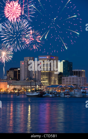 FIREWORKS DOWNTOWN SKYLINE ELIZABETH RIVER NORFOLK VIRGINIA USA Stockfoto