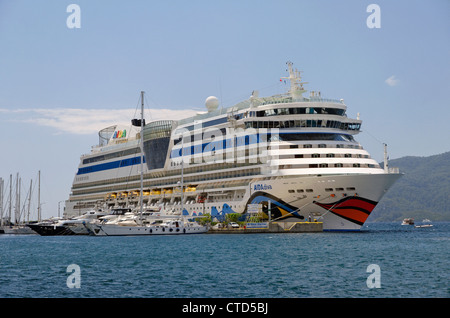 Hafen von Marmaris, Türkei. Kreuzfahrtschiff AIDA Diva am Kai. Stockfoto