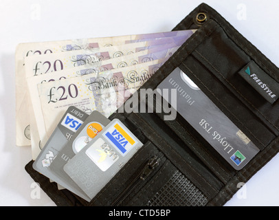 20-Pfund-Banknoten und-Münzen ein Pfund mit Kreditkarte in Brieftasche Stockfoto