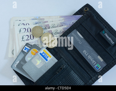 20-Pfund-Banknoten und-Münzen ein Pfund mit Kreditkarte in Brieftasche Stockfoto