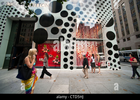 Der Louis Vuitton Flagshipstore auf der Fifth Avenue in New York ist im Stil der japanischen Künstlerin Yayoi Kusama Polka-Dots verziert. Stockfoto