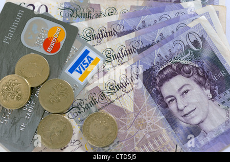20-Pfund-Banknoten und-Münzen ein Pfund mit Kreditkarte Stockfoto