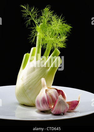 Fenchel auf schwarzen Hintergrund mit lila Knoblauch Stockfoto