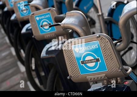 Zeile "Boris Bikes", Fahrräder zu mieten der Barclays Zyklus mieten Regelung in London, England. Stockfoto