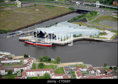 Luftaufnahme des SV Glenlee festgemacht neben Glasgow Riverside Museum: Museum für Verkehr und Reisen Schottlands. Stockfoto