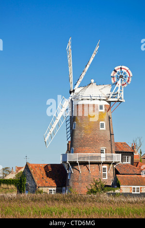 Restauriert aus dem 18. Jahrhundert Windmühle am Cley als nächstes das Meer Norfolk East Anglia England UK GB EU Europa Stockfoto