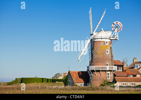 Restauriert aus dem 18. Jahrhundert Windmühle am Cley als nächstes das Meer Norfolk East Anglia England UK GB EU Europa Stockfoto