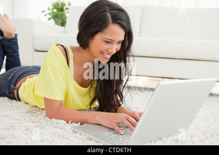 Strahlende Latin Frau mit einem laptop Stockfoto