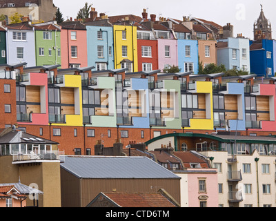 Eine Mischung aus alten und neuen Häusern und Wohnungen mit Blick auf Bristol Docks in UK Stockfoto