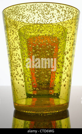 Zusammenfassung Hintergrund von farbigen Gläsern aus Kunststoff mit bubbles Stockfoto