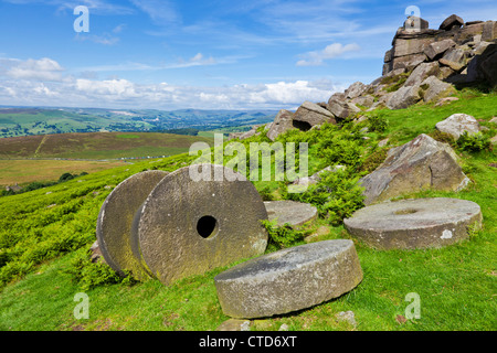 Verlassene Mühlensteine Stanage Edge Peak District Derbyshire England Großbritannien gb europa Stockfoto