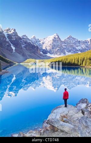 Tourist in rote Jacke betrachten Moraine Lake im Tal der zehn Gipfel Banff Nationalpark Alberta Kanada Stockfoto