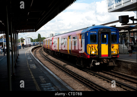Klasse 455 Personenzug in South West Trains Lackierung am Bahnhof Clapham Junction, England. Stockfoto