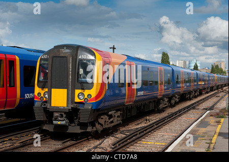 Klasse 450 Personenzug in South West Trains Livree, England. Stockfoto