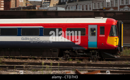 Seitenansicht der Gatwick Express Personenzug in Clapham Junction, London. England. Stockfoto