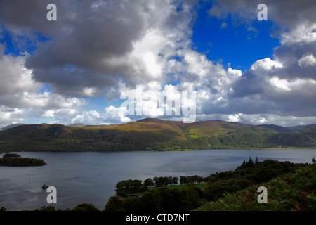 Stürmische Ansicht Walla Crag fiel Derwentwater von Cat Glocken fielen, Keswick Stadt, Nationalpark Lake District, Cumbria, England Stockfoto