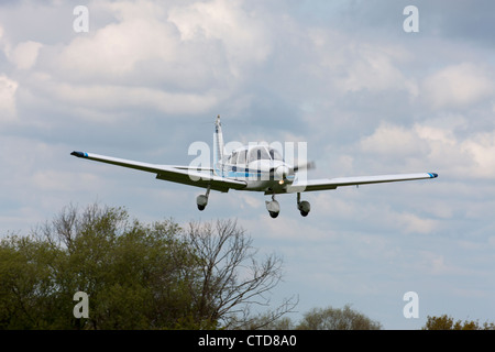 Piper PA-28-181 Cherokee Archer II G-BVNS landet auf dem Breighton Flugplatz Stockfoto