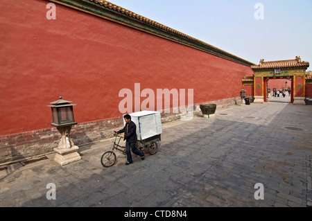 Mann mit dem Fahrrad in einer ruhigen Gasse der verbotenen Stadt - Peking, China Stockfoto