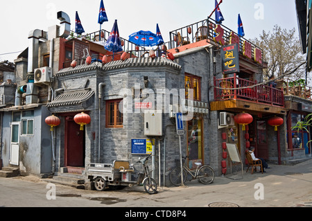 Restaurant an der Ecke einer Straße in einem Hutong - Peking, China Stockfoto